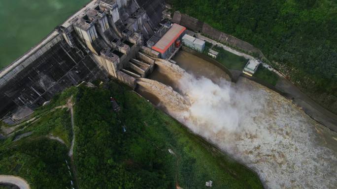 绵阳江油武引水库泄洪壮美景色