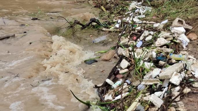 水患水位上升河面垃圾浑浊黄泥江水上涨污染