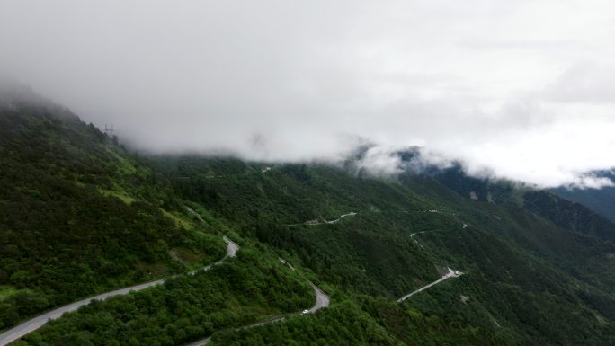 川西云海下的山间盘山公路