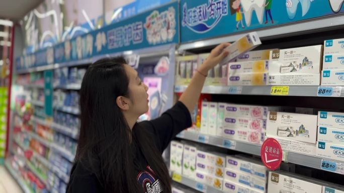 年轻中国女性在超市选购牙膏