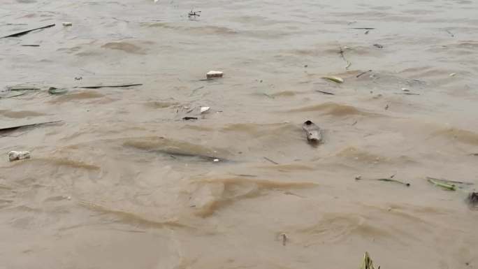水患水位上升河面垃圾浑浊黄泥江水上涨污染