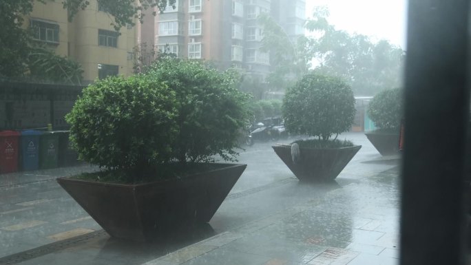 西安突发暴雨路面积水严重