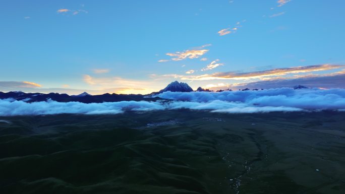 唯美日出下的雅拉雪山云海