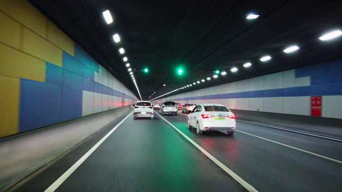 汽车第一视角行驶在隧道内