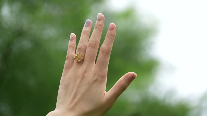 女生伸手展示佩戴的戒指