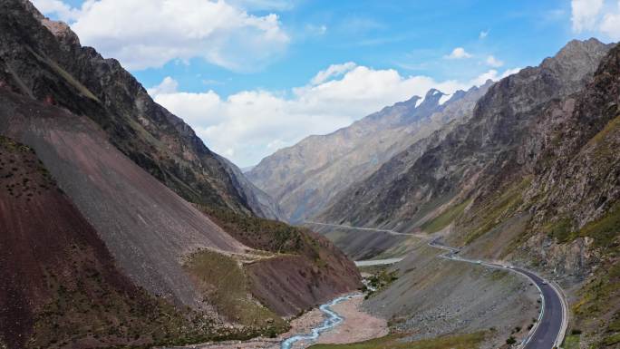 独库公路航拍新疆伊犁高山公路险峻风光雪山