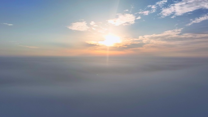无人机穿过云层看见日出