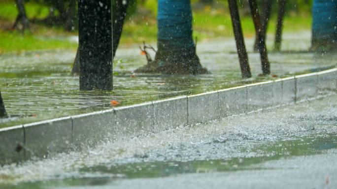 下雨天城市道路排水积水雨天