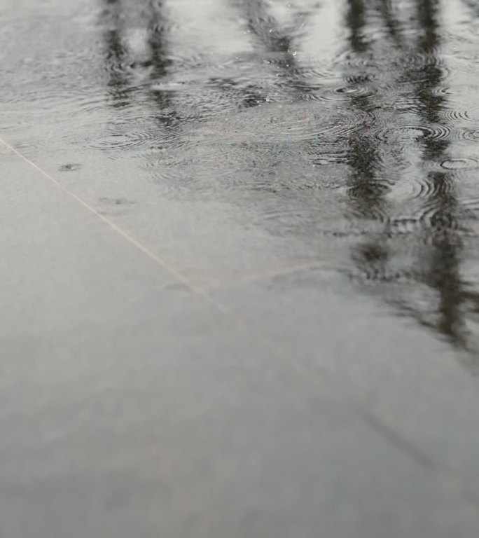 下雨的雨水打在地面时溅起的水花【竖屏】