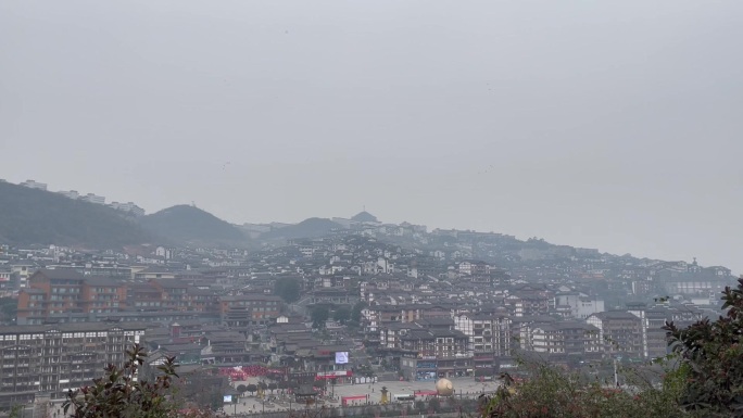 前景天空树枝摇下古建筑茅台镇