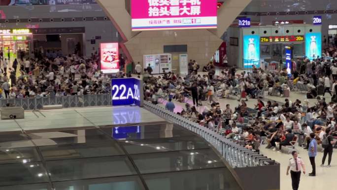 台风杜苏芮来临石家庄站火车晚点旅客滞留