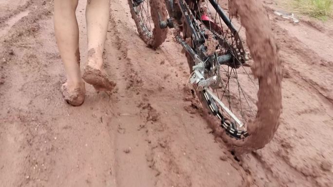 泥洼路段下雨泥坑雨天泥泞路小孩子推山地车