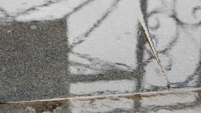 雨天的雨水打在地面时溅起的水花慢动作