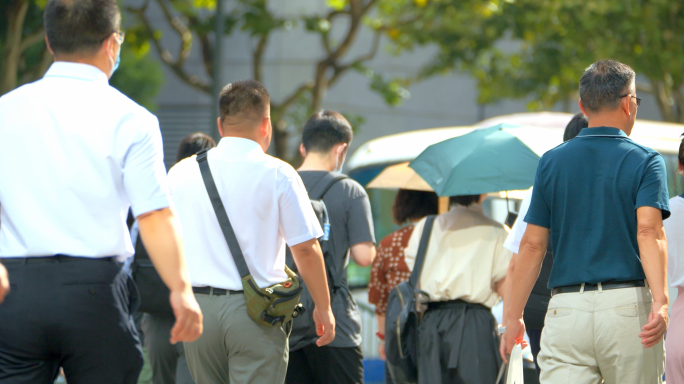 上班过马路人群行走脚步实拍