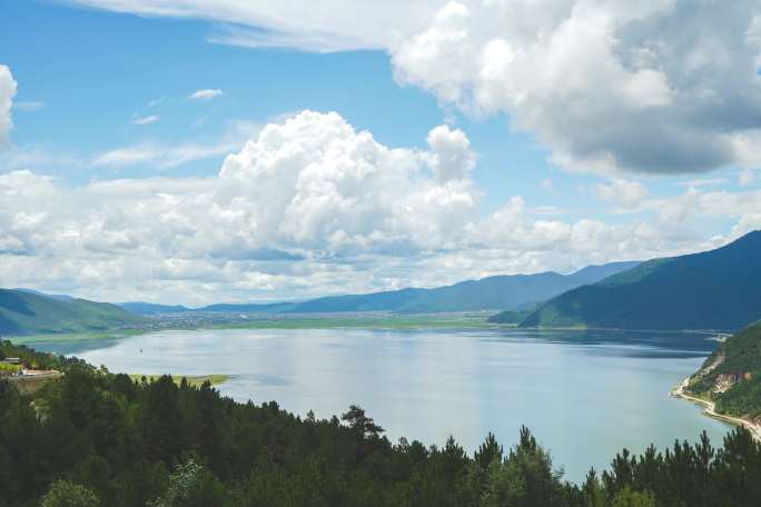 纳帕海依拉草原延时美景