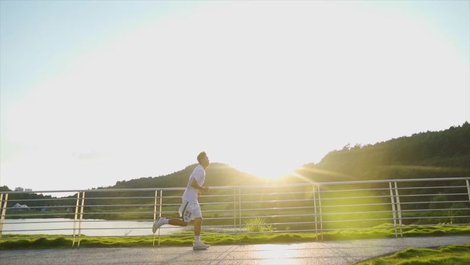 阳光少年体育锻炼青春活力未来可期湖边跑步