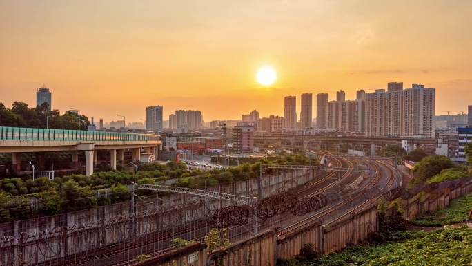 铁路上来来往往行驶中的动车高铁火车