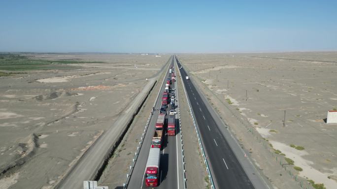 航拍俯瞰戈壁沙漠公路堵车