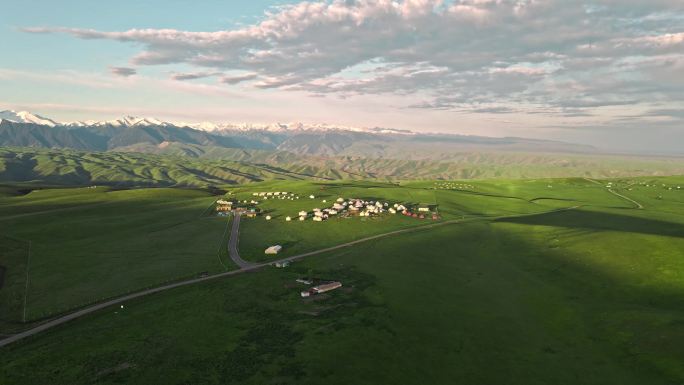 喀拉峻草原上的蒙古包
