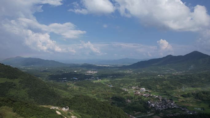 青山绿水，晴空万里