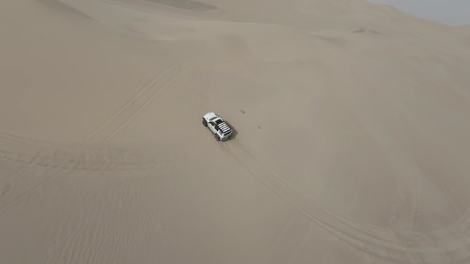 穿越机跟拍追拍沙漠越野车行驶荒凉自然景观
