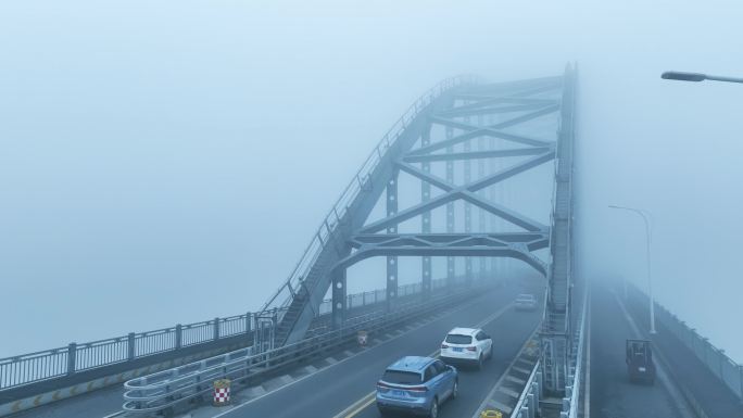 航拍大雾中的九江长江大桥