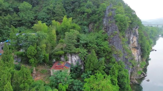 屹立在大海里的高山上的寺庙，宗教信仰