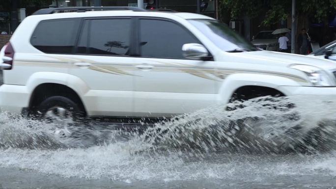 西安突发暴雨路面积水严重