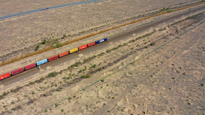 新疆丝绸之路火车铁路运输物流沙漠集装箱