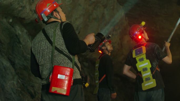 矿井内的矿工开早会、矿工清理掉落的石块