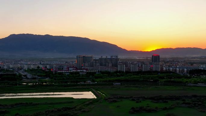 航拍夕阳下的宁夏石嘴山市惠农区城市风光