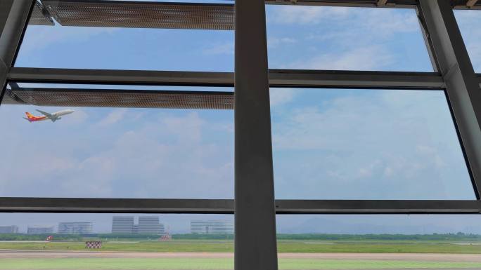崎国际机场航站楼外起飞的飞机航班