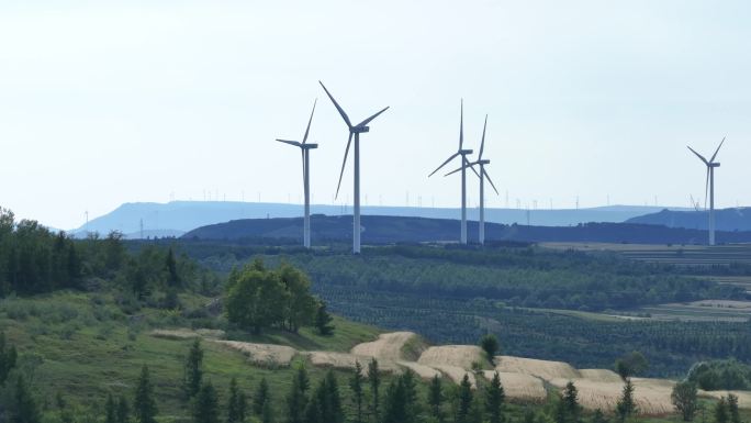 河北张家口草原天路航拍超清风车山间汽车