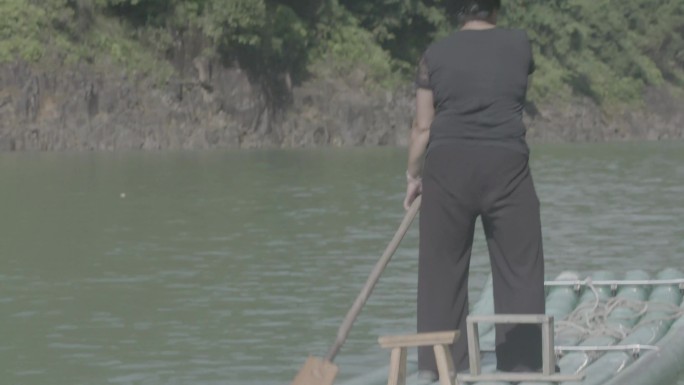 (4K) 浙江泰顺县妇女在山水间划竹排