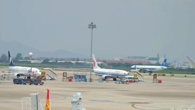 福建厦门高崎国际机场繁忙起降的航班飞机