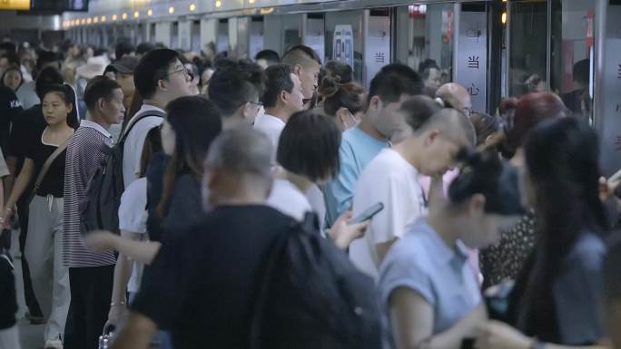 4k重庆地铁轻轨上下班高峰人流