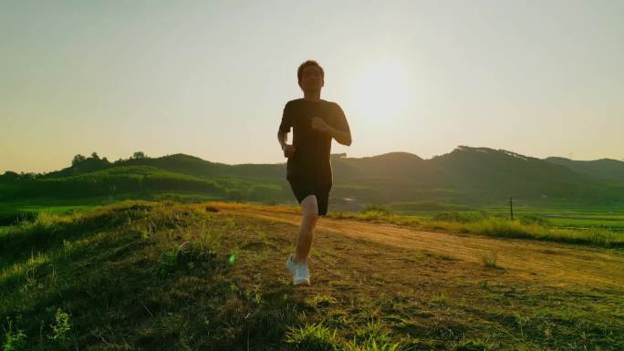 跑步运动逆光奔跑人物剪影励志青春正能量