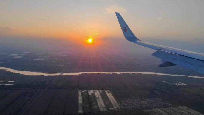 宁夏银川夕阳下降落的东方航空航班