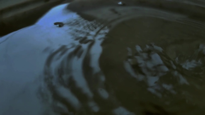 雨滴滴落水面