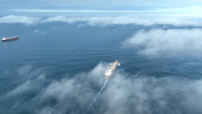 【4K】云雾下的远洋货轮 轮船 船头海浪