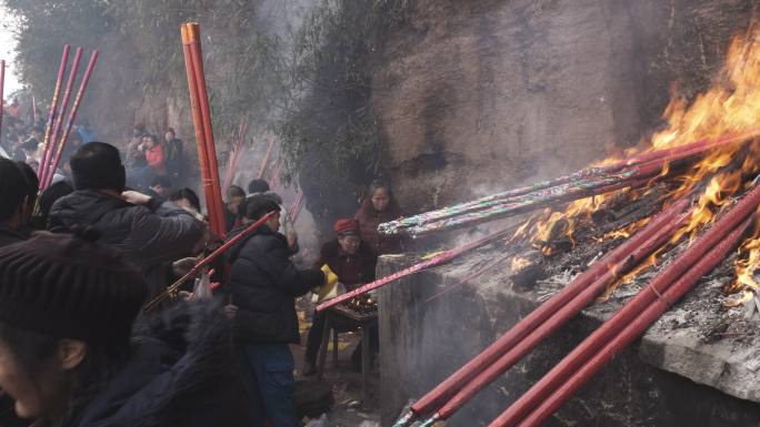 春节期间寺庙烧香拜佛的人群