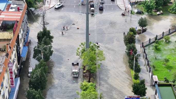 雨季被淹没的城市街道