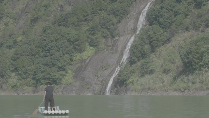 (4K) 浙江泰顺县妇女在山水间划竹排