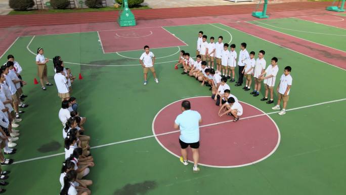 广西老师教学生体育课打篮球