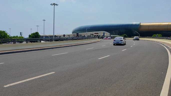 合肥新桥国际机场出发层行驶的送客车辆