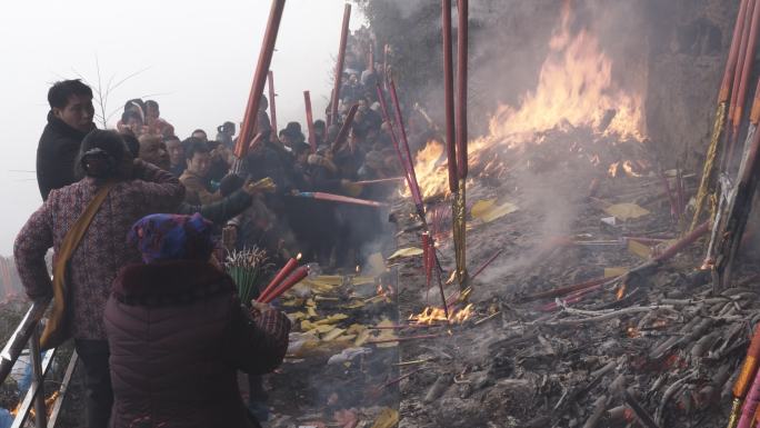 春节期间寺庙烧香拜佛的人群