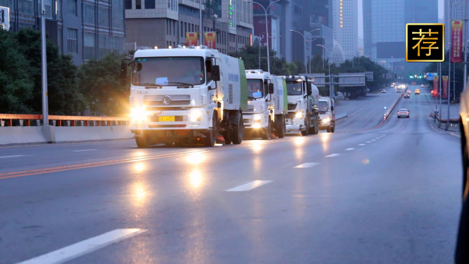 夜晚环卫车清扫 城市街道垃圾处理城市卫生