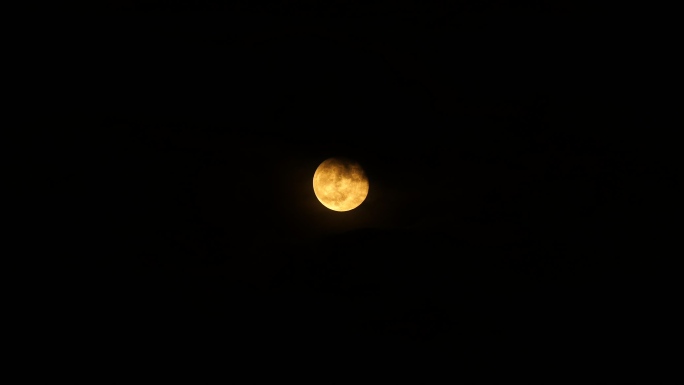 中秋月亮穿过云层升起来中秋节月亮飘过乌云