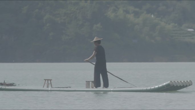 (4K) 浙江泰顺县妇女在山水间划竹排