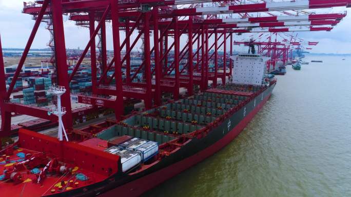 码头货船作业  万吨货轮作业  港口大船